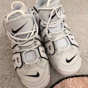 AIR Nike Uptempo Kids Sneakers 3.5 big kid NEW